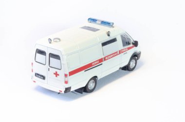 Maket araba, ambulans, doktorlar.