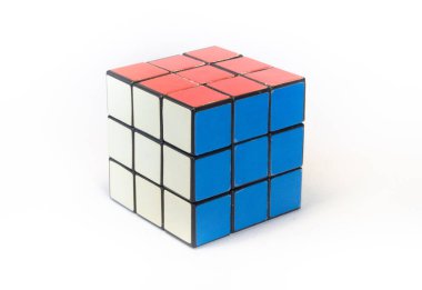 Beyaz bir arka plan üzerinde Rubik küpü