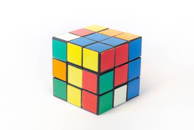 Beyaz bir arka plan üzerinde Rubik küpü