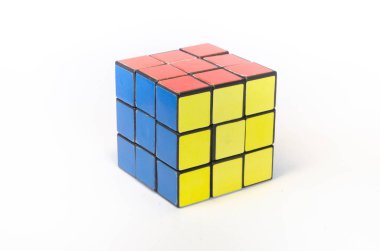 Beyaz bir arka plan üzerinde Rubik küpü