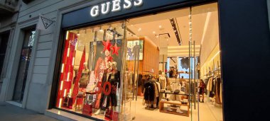 Milan, İtalya - Eylül 13, 2019: Milano 'da dükkan. Milan Moda Haftası Alışveriş Merkezi