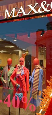 Kırmızı ve altın renkli lüks moda mağazası