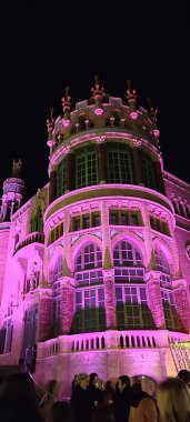 Eski şehrin gece manzarası.