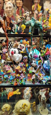 Şehirdeki bir kadın heykeli.