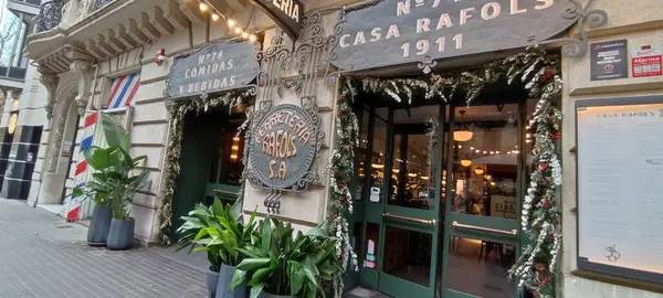 Kafenin eski ahşap kapısı.