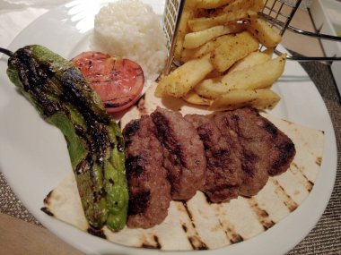 Geleneksel bir Türk köftesi restoranda