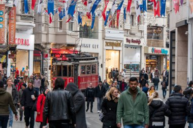 İstanbul 'un İstiklal Meşgul Caddesi insanlarla dolu