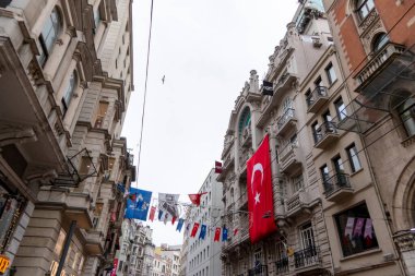 İstanbul 'un İstiklal Meşgul Caddesi insanlarla dolu