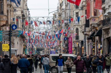 İstanbul 'un İstiklal Meşgul Caddesi insanlarla dolu