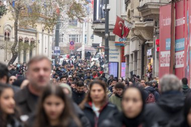 İstanbul 'un İstiklal Meşgul Caddesi insanlarla dolu