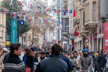 İstanbul 'un İstiklal Meşgul Caddesi insanlarla dolu