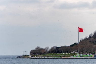 İstanbul Deniz Kıyısı Yüksek Ulusal Türk Bayrağıyla