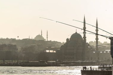 Türkiye 'nin İstanbul kentindeki Yeni Camiye doğru Galata Köprüsü' nden görüntü
