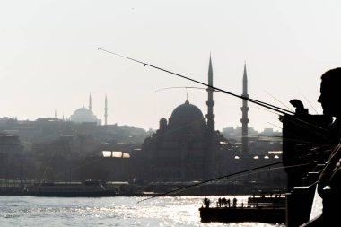 Türkiye 'nin İstanbul kentindeki Yeni Camiye doğru Galata Köprüsü' nden görüntü