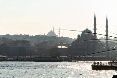 Türkiye 'nin İstanbul kentindeki Yeni Camiye doğru Galata Köprüsü' nden görüntü