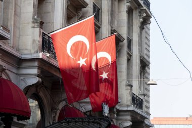 Açık Binanın Önünde Türk Ulusal Bayrağı