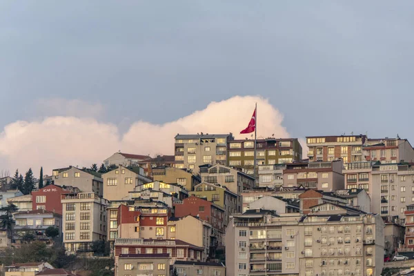 建物と空の背景を持つイスタンブールの丘 — ストック写真