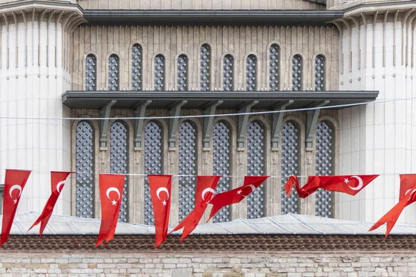 Τουρκικές Εθνικές Σημαίες Μπροστά Από Υπαίθριο Κτίριο — Φωτογραφία Αρχείου
