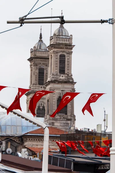 Башни Греческой Церкви Площади Таксим Красные Национальные Турецкие Флаги Фронте — стоковое фото