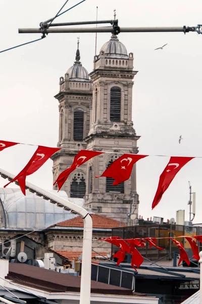 Башни Греческой Церкви Площади Таксим Красные Национальные Турецкие Флаги Фронте — стоковое фото