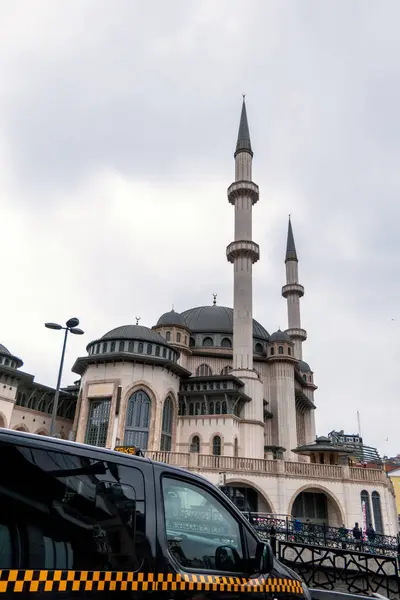 Taksim Τζαμί Θέα Στην Κωνσταντινούπολη Τουρκία Και Ένα Μαύρο Ταξί — Φωτογραφία Αρχείου