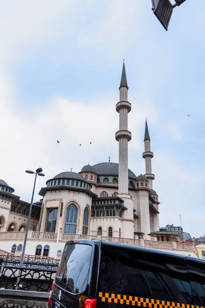 Taksim Τζαμί Θέα Στην Κωνσταντινούπολη Τουρκία Και Ένα Μαύρο Ταξί — Φωτογραφία Αρχείου