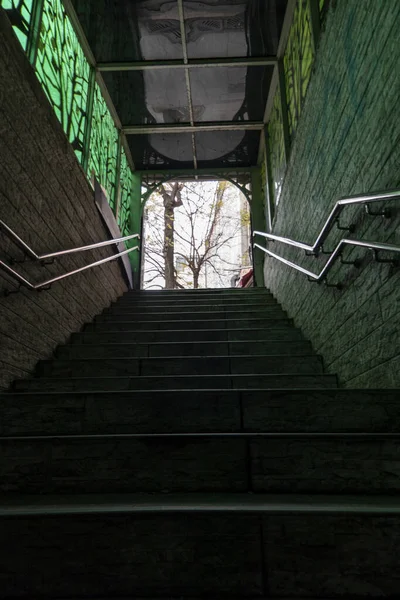 Escadas Saída Metrô Luz Verde — Fotografia de Stock