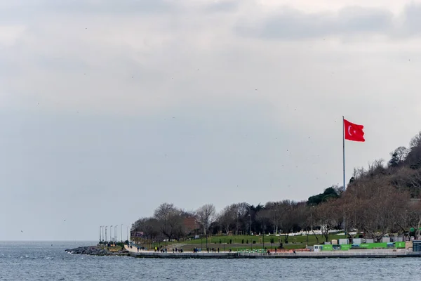 Côte Mer Istanbul Avec Haut Drapeau National Turc — Photo