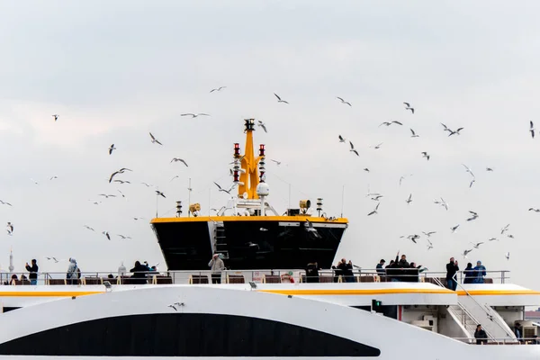 Close View Boat Trip Vessel Full Tourists Istanbul Turkey Plenty — Stock Photo, Image