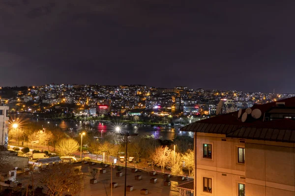 Istanbul Golden Horn View Yöllä — kuvapankkivalokuva
