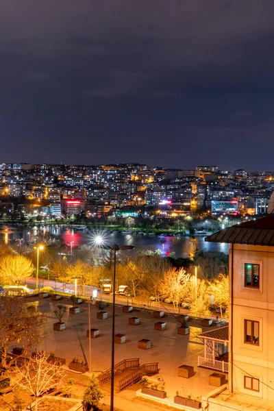 Istanbul Golden Horn Vlew Ночью — стоковое фото