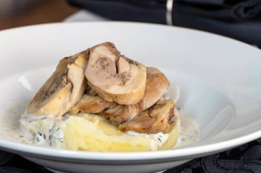 Patates püresiyle gurme et yemeği.