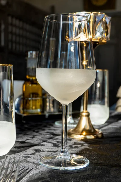 Kristal Wijnglas Een Donkere Restaurant Achtergrond — Stockfoto
