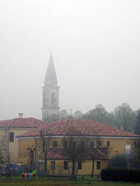 안개낀 날씨에 세워진 이탈리아 — 스톡 사진