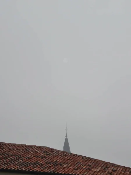 Torre Uma Igreja Italiana Tempo Nebuloso — Fotografia de Stock