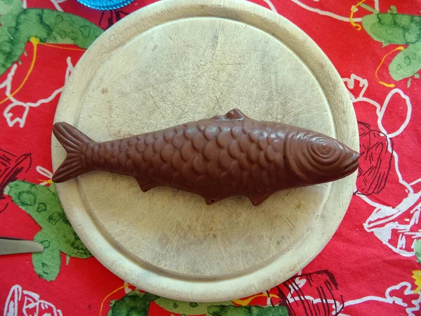 Schokoladenfisch Auf Einem Holzbrett Auf Einem Roten Tisch — Stockfoto