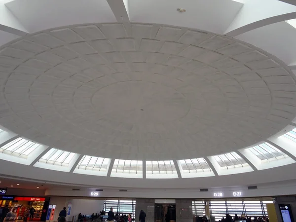 Βιέννη Αυστρία 2023 Κύκλος Λευκό Σύγχρονη Οροφή Στο Αεροδρόμιο Της — Φωτογραφία Αρχείου