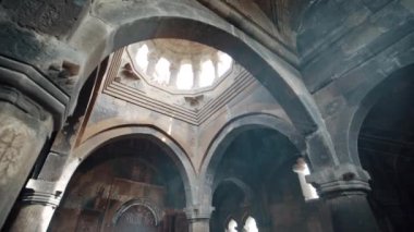 Aragatsotn Eyaleti, Ermenistan, 24 Nisan 2022 - Hovhannavank manastırı içinde alçak açı sabitlendi