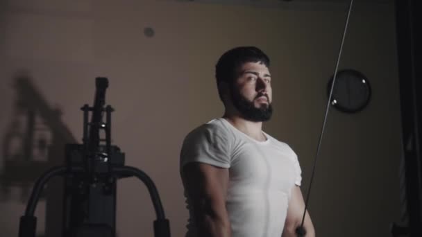 Moc Silny Mężczyzna Kaukaski Trening Triceps Mięśni Ciągnąc Kabel Maszyny — Wideo stockowe