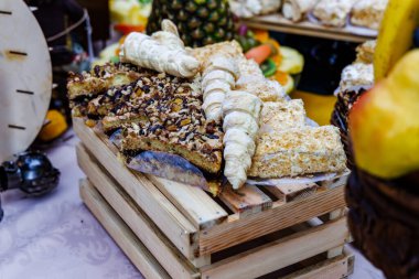 Kremalı, fındıklı ve restorandaki ahşap dekoratif kutuda servis edilen çeşitli lezzetli pastalarla dolu bir büfe.