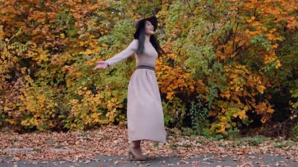 Taniec Liści Kobieta Kręci Się Jesiennym Parku Jej Kapelusz Dodaje — Wideo stockowe