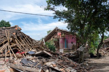 Cianjur, Batı Java, Endonezya - 24 Kasım 2022: Evler, en az 271 kişinin ölümüne, yüzlerce kişinin yaralanmasına yol açan 5,6 büyüklüğündeki depremle hasar gördü.