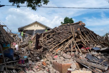 Cianjur, Batı Java, Endonezya - 24 Kasım 2022: Evler, en az 271 kişinin ölümüne, yüzlerce kişinin yaralanmasına yol açan 5,6 büyüklüğündeki depremle hasar gördü.