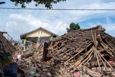 Cianjur, Batı Java, Endonezya - 24 Kasım 2022: Evler, en az 271 kişinin ölümüne, yüzlerce kişinin yaralanmasına yol açan 5,6 büyüklüğündeki depremle hasar gördü.