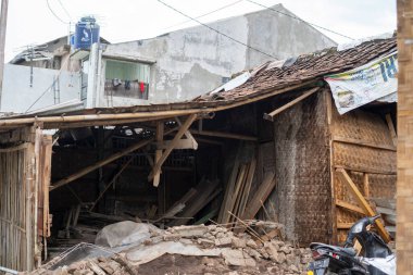 Cianjur, Batı Java, Endonezya - 24 Kasım 2022: Evler, en az 271 kişinin ölümüne, yüzlerce kişinin yaralanmasına yol açan 5,6 büyüklüğündeki depremle hasar gördü.
