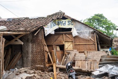 Cianjur, Batı Java, Endonezya - 24 Kasım 2022: Evler, en az 271 kişinin ölümüne, yüzlerce kişinin yaralanmasına yol açan 5,6 büyüklüğündeki depremle hasar gördü.