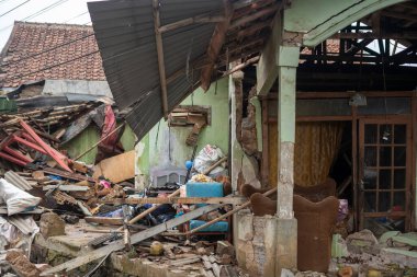 Cianjur, Batı Java, Endonezya - 24 Kasım 2022: Evler, en az 271 kişinin ölümüne, yüzlerce kişinin yaralanmasına yol açan 5,6 büyüklüğündeki depremle hasar gördü.