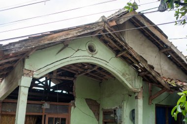 Cianjur, Batı Java, Endonezya - 24 Kasım 2022: Evler, en az 271 kişinin ölümüne, yüzlerce kişinin yaralanmasına yol açan 5,6 büyüklüğündeki depremle hasar gördü.