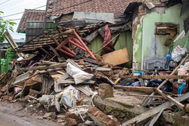 Cianjur, Batı Java, Endonezya - 24 Kasım 2022: Evler, en az 271 kişinin ölümüne, yüzlerce kişinin yaralanmasına yol açan 5,6 büyüklüğündeki depremle hasar gördü.