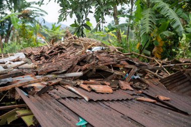 Cianjur, Batı Java, Endonezya - 24 Kasım 2022: Evler, en az 271 kişinin ölümüne, yüzlerce kişinin yaralanmasına yol açan 5,6 büyüklüğündeki depremle hasar gördü.